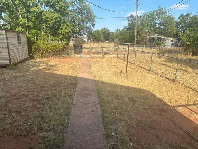 Building Photo - LARGE CORNER LOT!  2 bed 1 bath, could be 3 bedroom