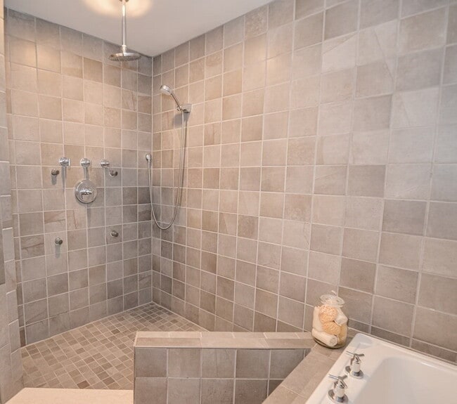 Building Photo - Spacious 3BR End-Unit Townhome with Finished Basement & Tandem Parking