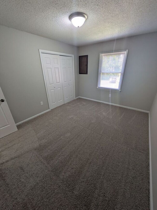 Building Photo - 2BD/1B End Unit at Northtowne Heights