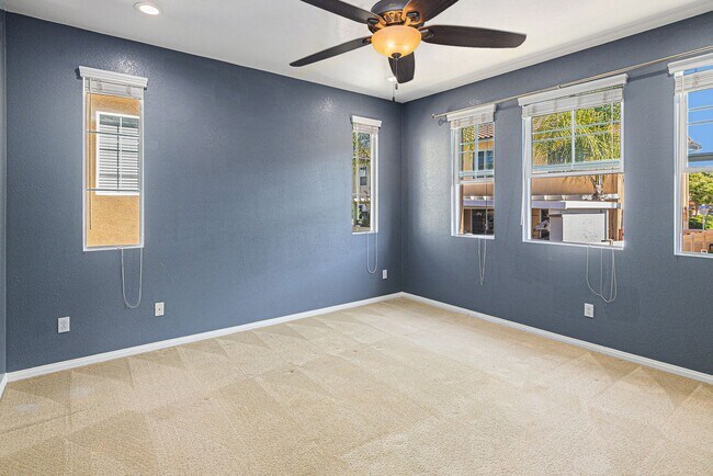 Building Photo - 3 Bedroom 2 1/2 Bath Condo with yard and g...