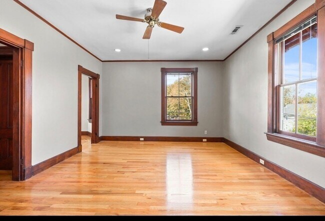 Building Photo - 118 Elm St