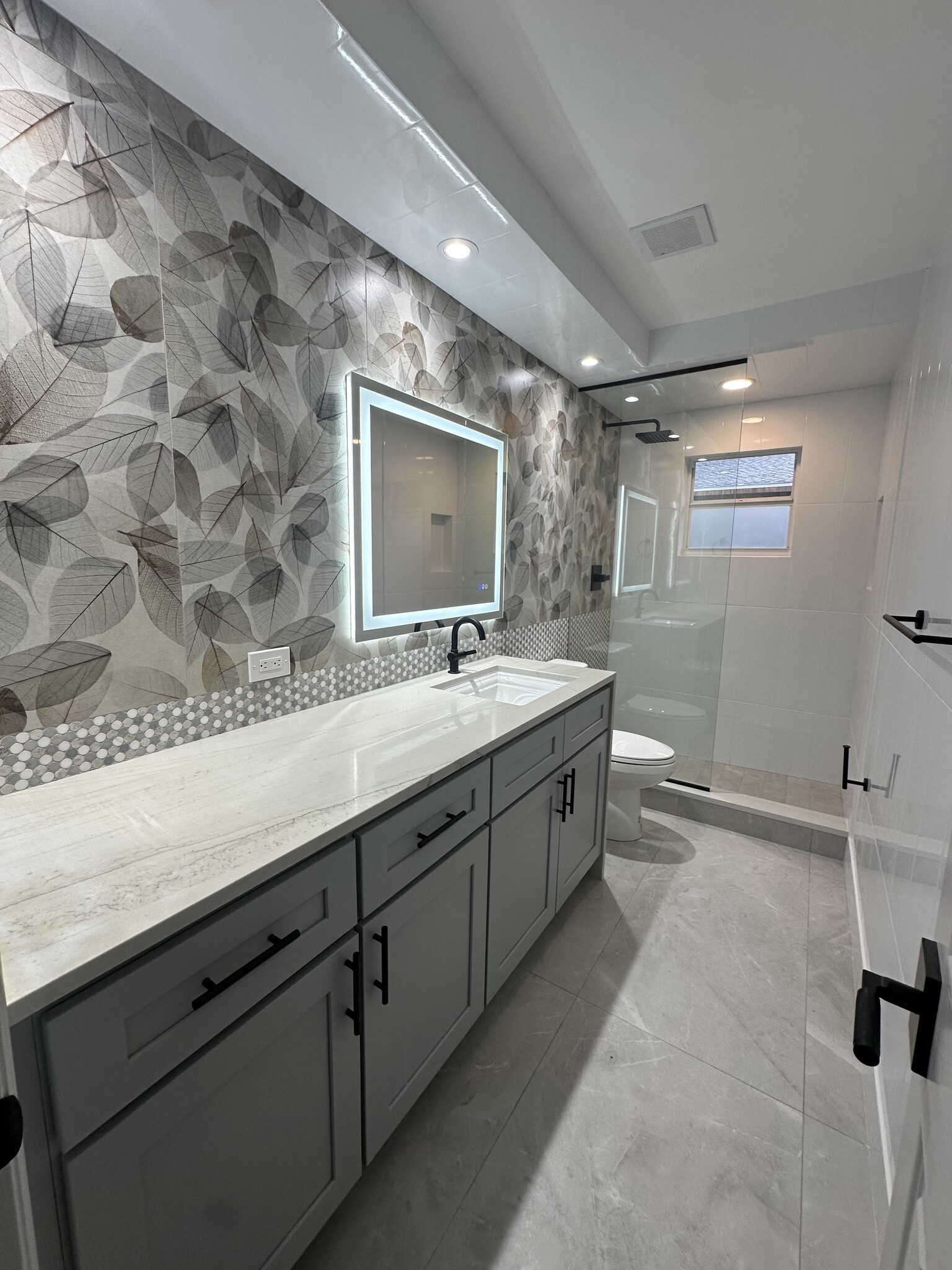 Hall Bath - 3014 W Arch St