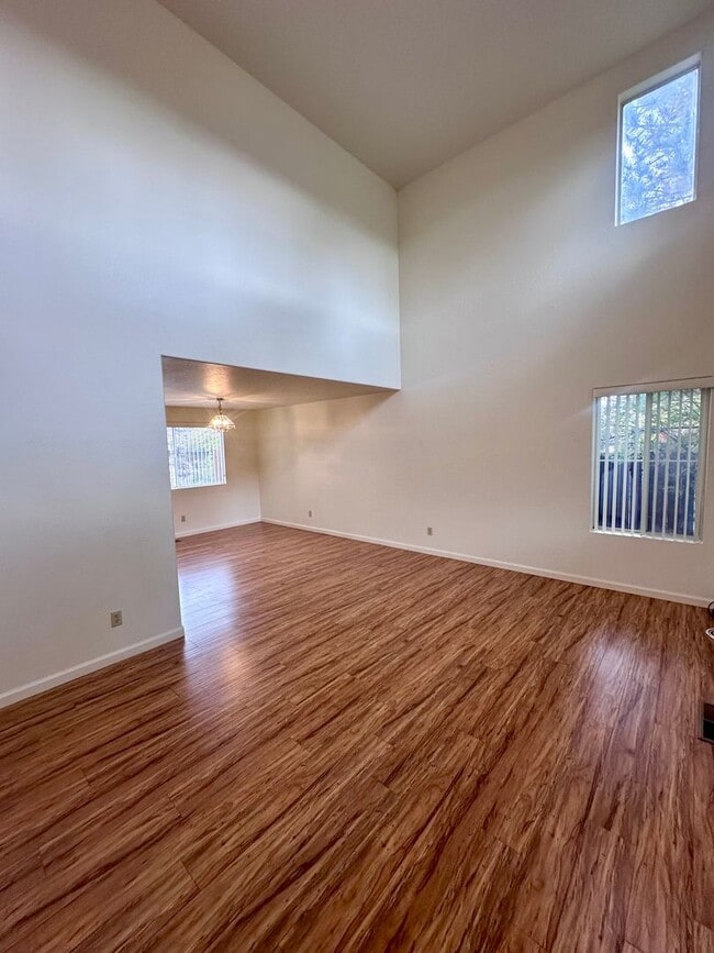 Building Photo - Spacious 3 Bedroom 2.5 Bath Home In NW Ren...