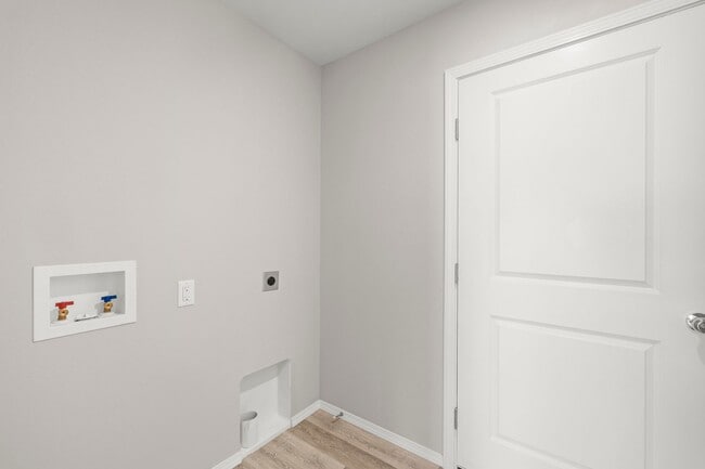 Building Photo - 4 bedroom home with a fenced in yard!