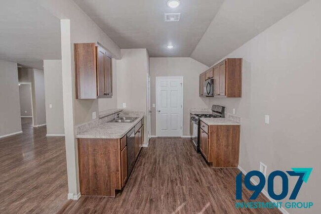 Building Photo - Contemporary 3-Bedroom Home in Yukon – Modern Finishes & Open Layout! - NO PETS