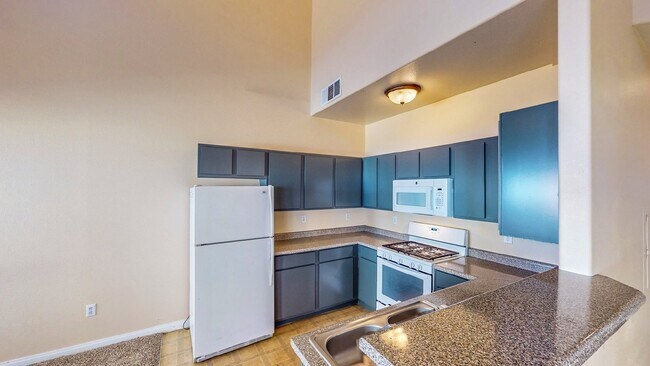 Building Photo - 2 BDR / 2.5 BATH SPACIOUS HOME