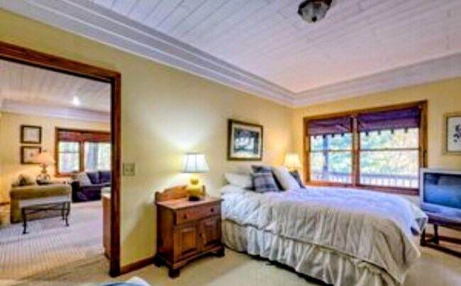 Building Photo - 842 Saddle Back Cir