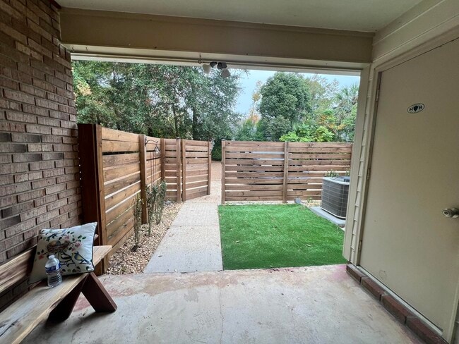 Building Photo - 1000 Holland Dr