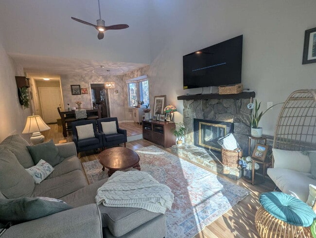 Building Photo - Cozy 2 Bedroom Unit in Raleigh!