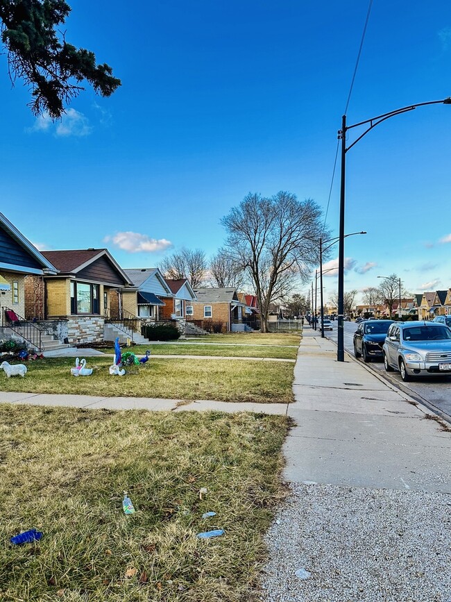 Building Photo - 8626 S Damen Ave