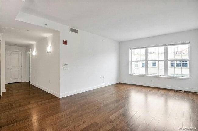 Building Photo - 10 Byron Pl