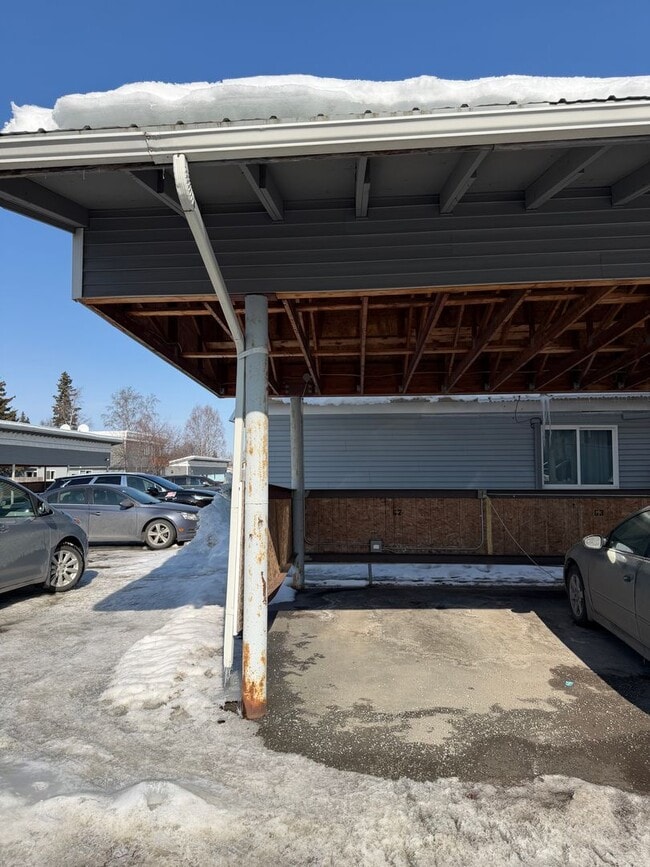 Building Photo - 2 Bedroom Townhouse with Carport