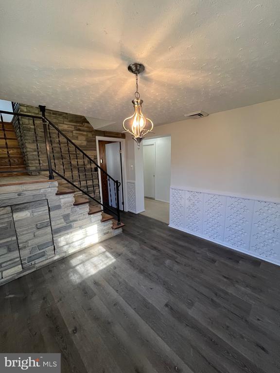 Building Photo - 1331 E Longview Dr