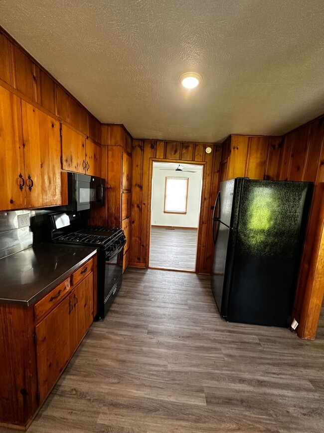 Building Photo - Residence or Office on Corner Lot!
