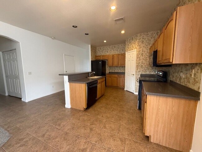 Building Photo - REDUCED!! 3 Bed 2 Bath Available Now!! Con...