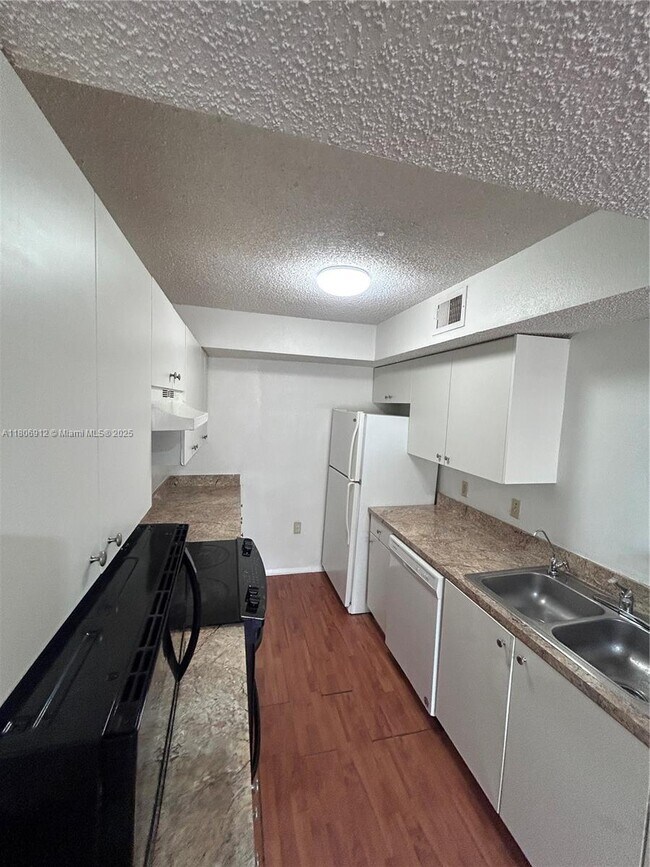 Building Photo - 10581 SW 155th Ct