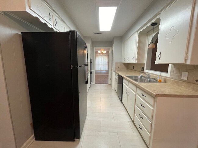 Building Photo - 220 Shady Lake Dr