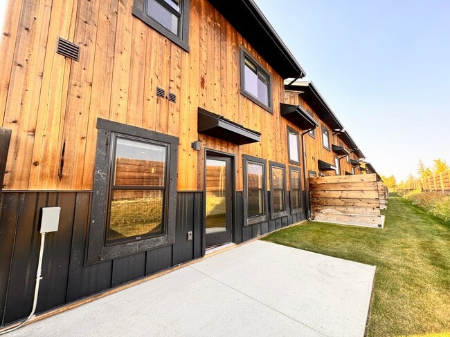 Building Photo - Modern, Spacious 3-Bedroom Townhome in the...