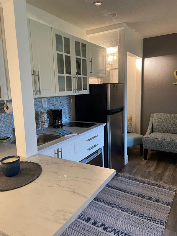 Building Photo - 700 Olde Camelot Cir