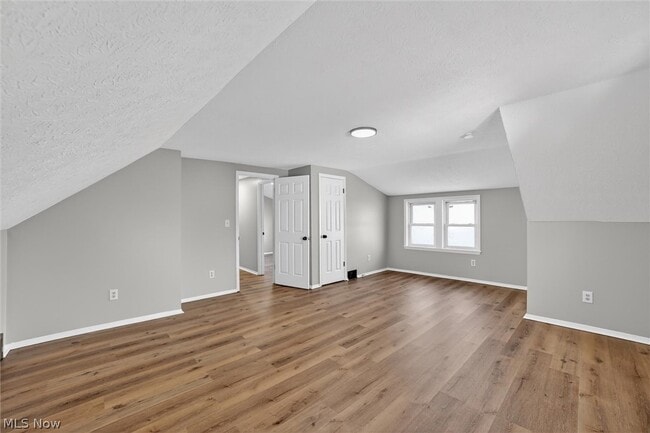 Building Photo - 303 S Green Rd