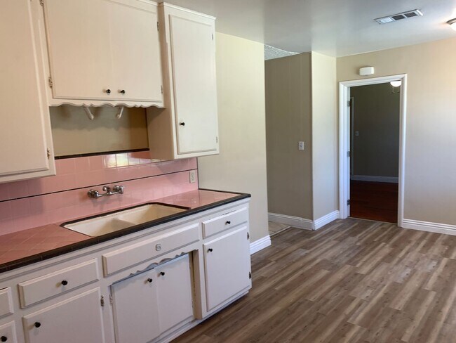 Building Photo - Super Cute 3 Bedroom Home For Rent in Oildale - $1695 Rent Available mid June