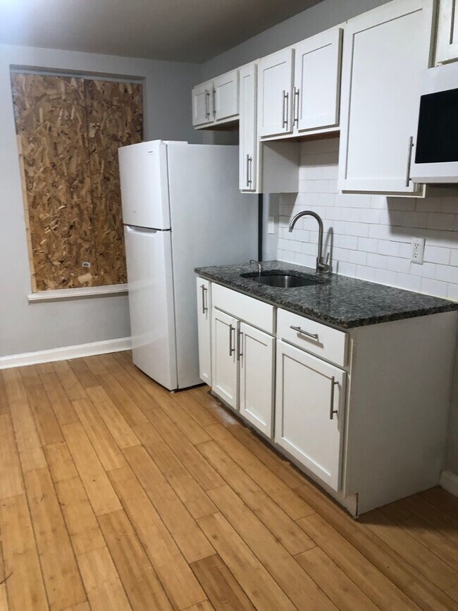 Building Photo - 2 bedroom 1 bathroom recently renovated in Baltimore city
