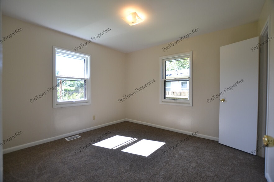 Building Photo - 110 Edison Rd