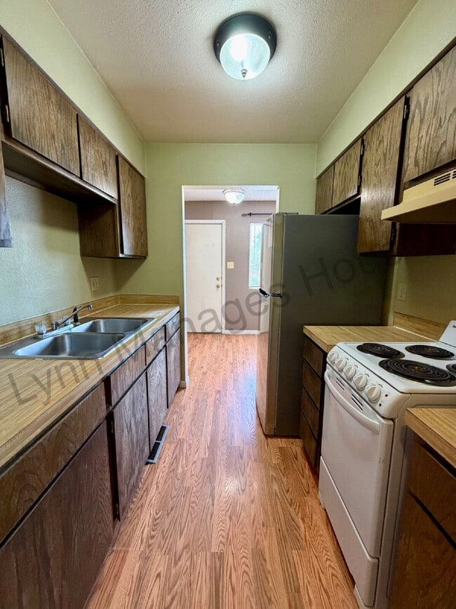 Building Photo - One Bedroom - Awesome Location!