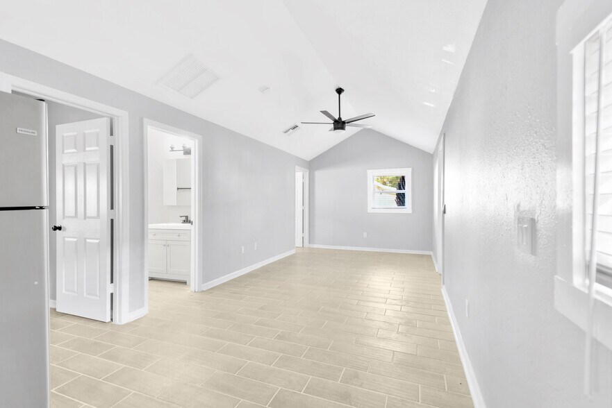 Building Photo - 551 1/2 Wildwood Way