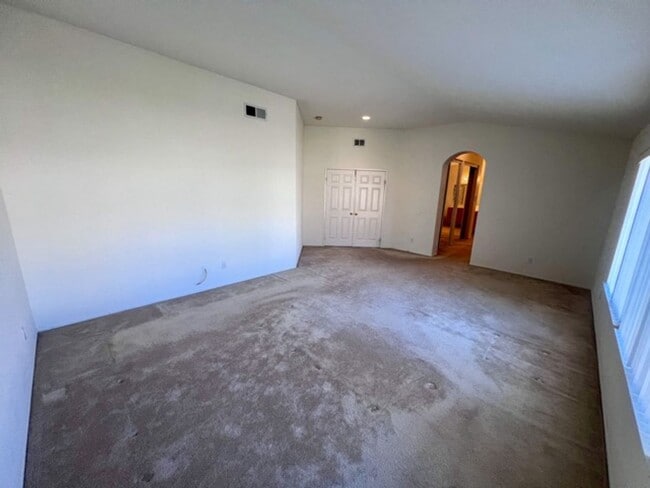 Building Photo - Large 4 bedroom Murrieta home with a loft ...