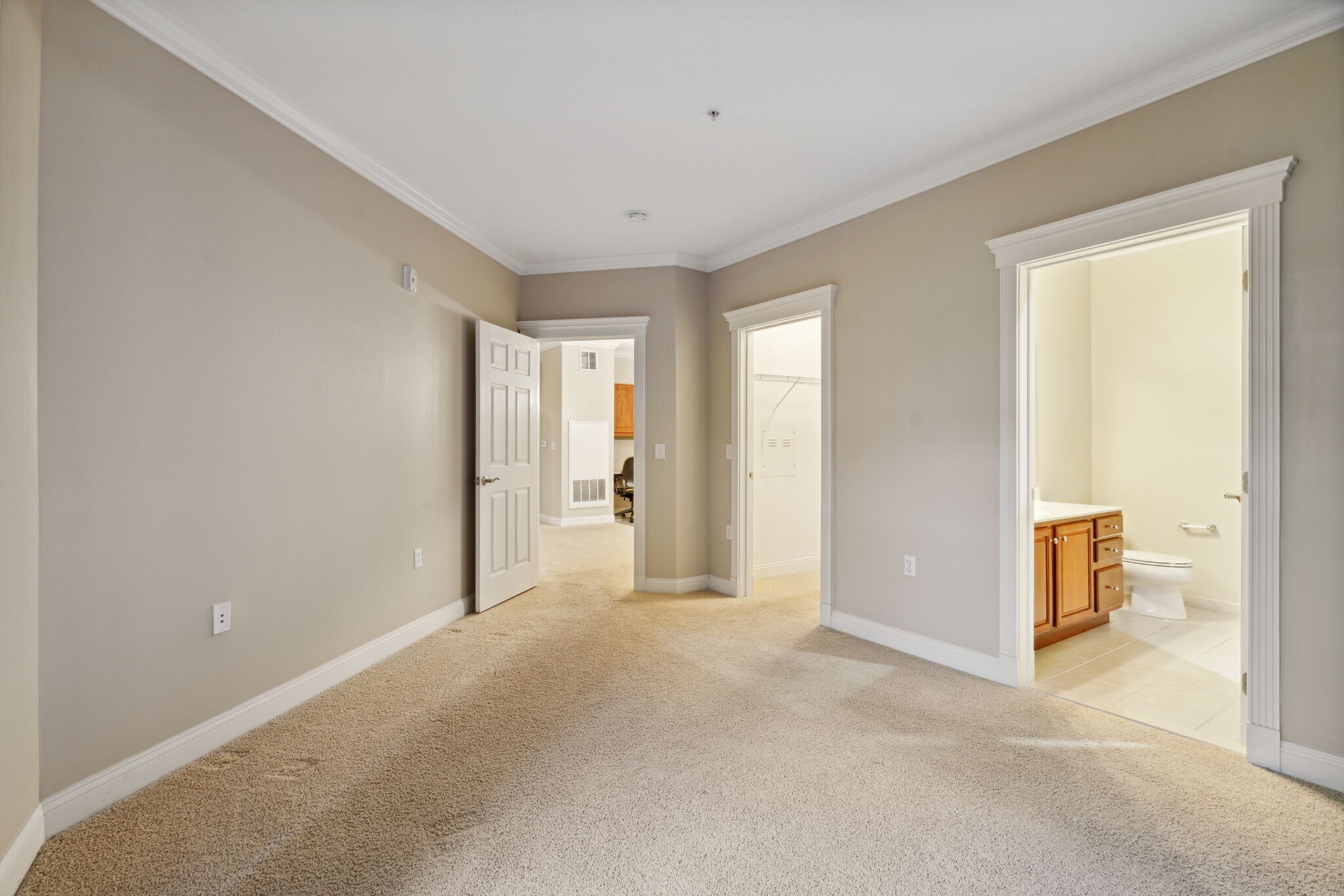 Building Photo - 300 W Elm St