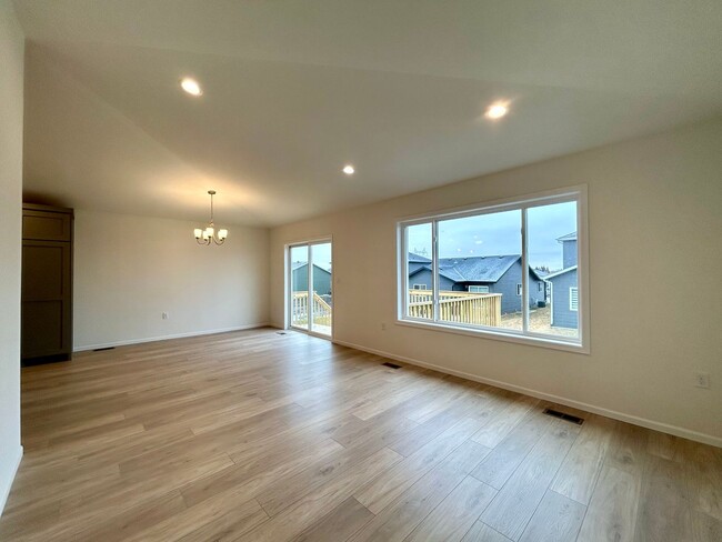 Building Photo - Spacious & Stylish 4-Bed Home with Modern Finishes and Attached 2-Stall Garage