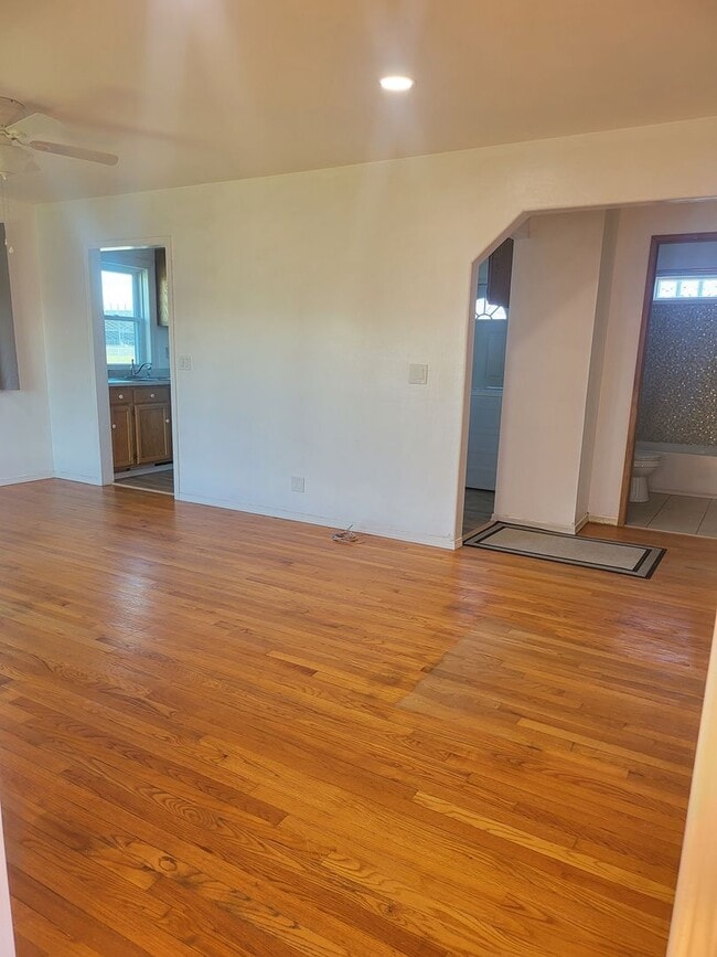 Building Photo - 2 bedroom 1 bath house with Detached garage centrally located in Moses Lake