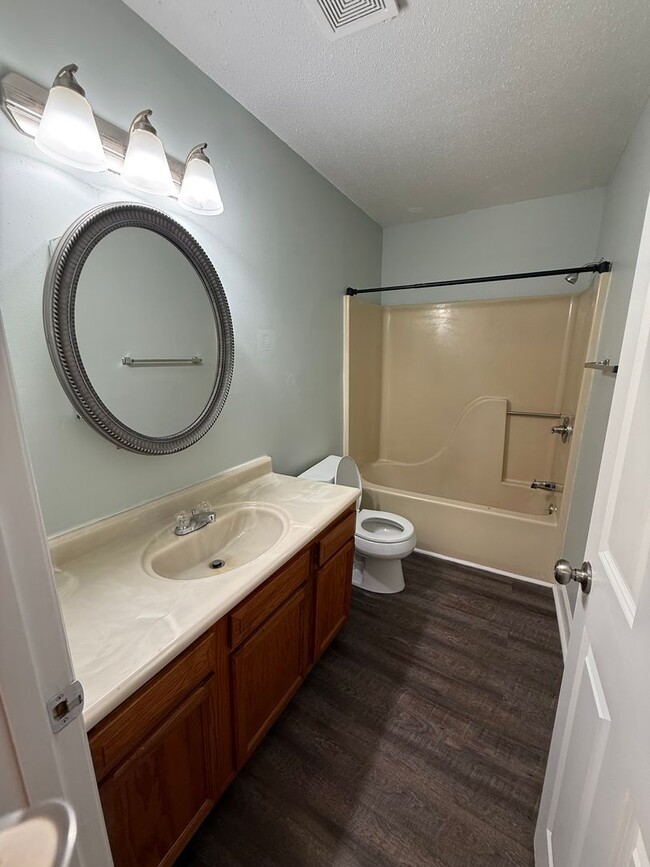 Building Photo - Cozy 2 bedroom Townhouse Close to Downton