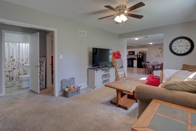 Building Photo - 3 bed home