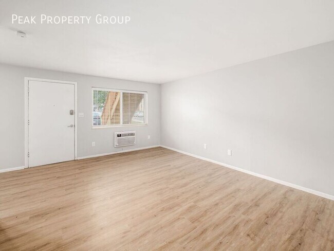 Building Photo - 593 Riverview Dr