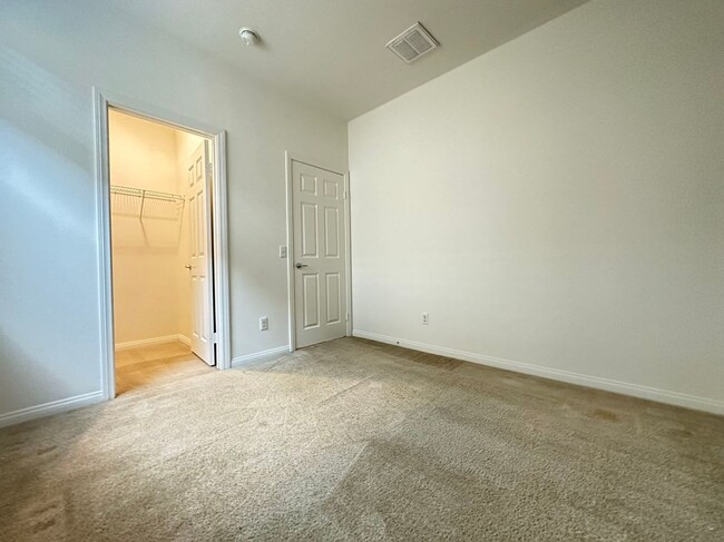 Building Photo - 5 BEDROOM HOME FOR LEASING IN EASTVALE