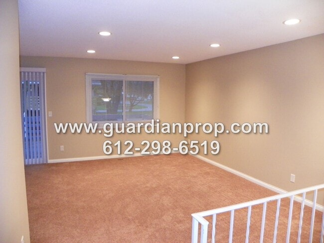 Building Photo - Woodbury Side by Side Available October 1, Family Room, Large Deck, Attached Garage