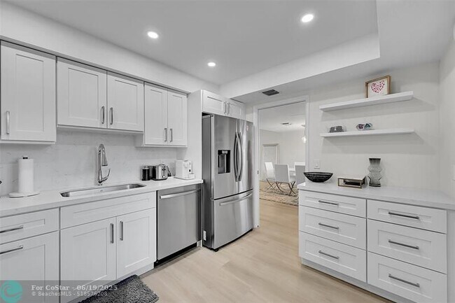 Building Photo - 555 Oaks Ln