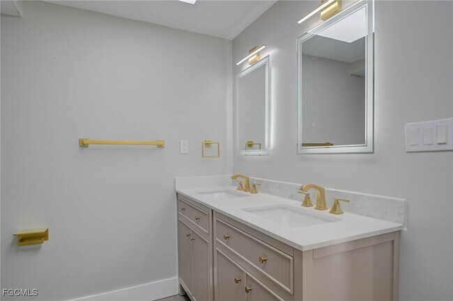 Building Photo - 409 SW 44th St
