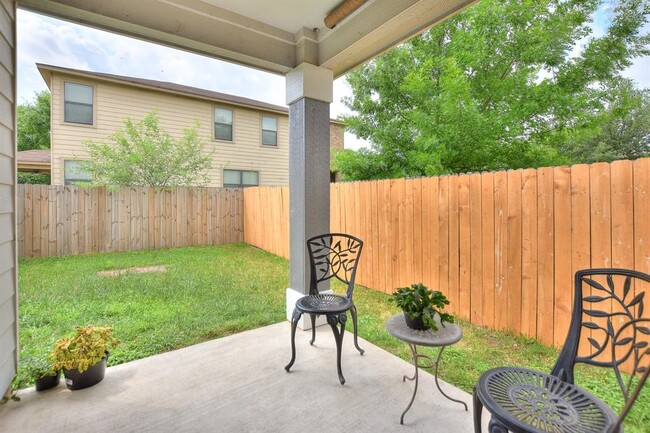 Building Photo - 2206 Weiss Ln