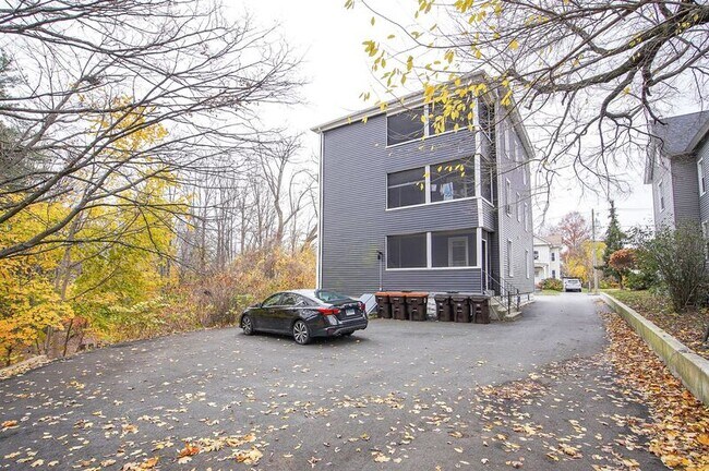 Building Photo - 10-12 River Street