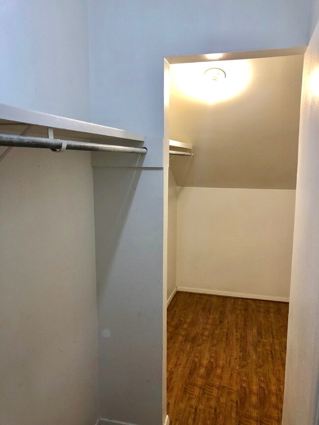 Building Photo - Spacious Townhouse close to TTU and medical.