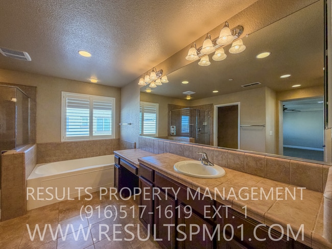 Building Photo - Elegance and spacious Mini Mansion