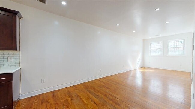 Building Photo - 131 Brunswick St