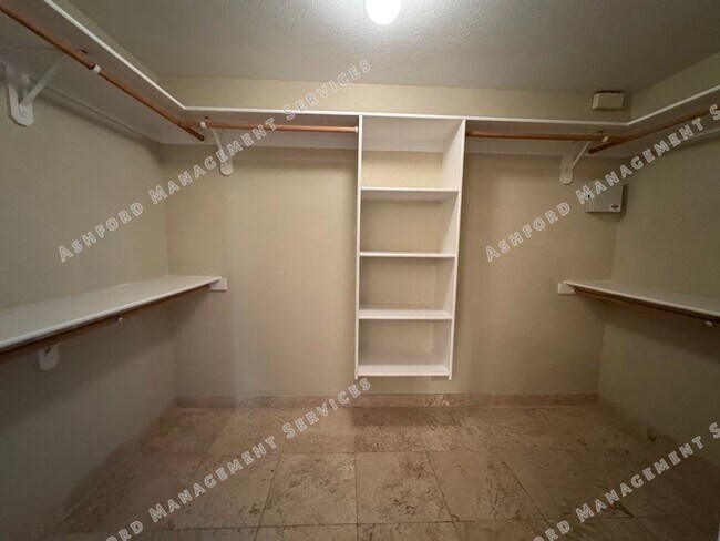 Building Photo - HALF OFF FIRST MONTH'S RENT! 4 BEDROOM 2.5 BATHROOM HOME