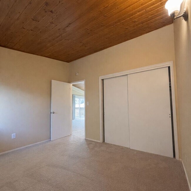 Building Photo - Updates, Simple Utilities, Awesome South Central Location - Maple Tree Apartments