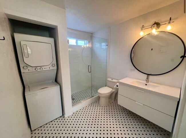 Building Photo - 231 W Canada