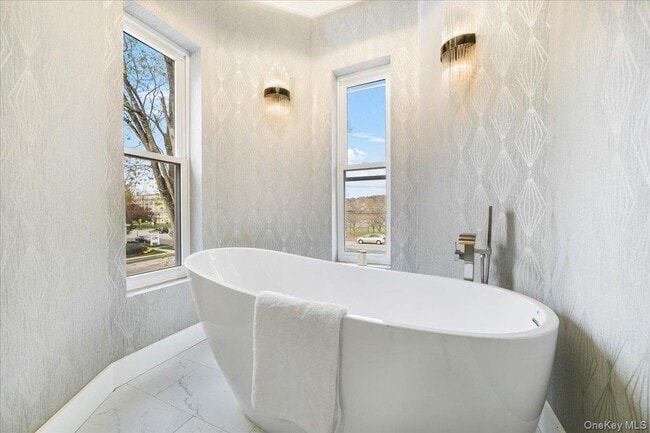 Building Photo - 260 W Main St