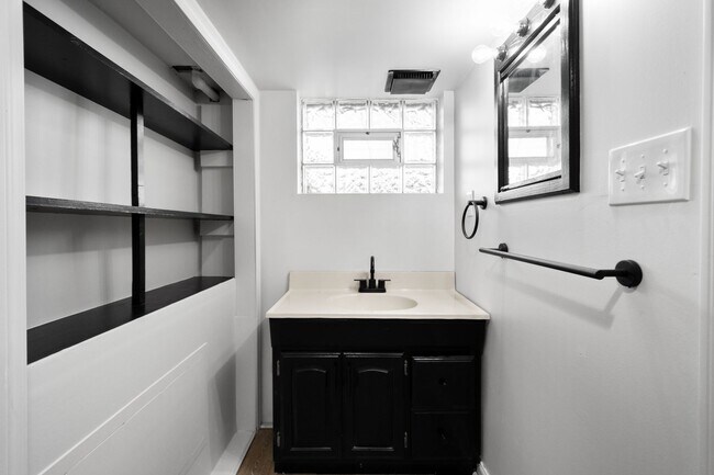 Building Photo - SCORE 50% OFF 1ST MONTH'S RENT IF SIGNED BY JAN 30! Stunning 4 Bedroom home in North Versailles a...